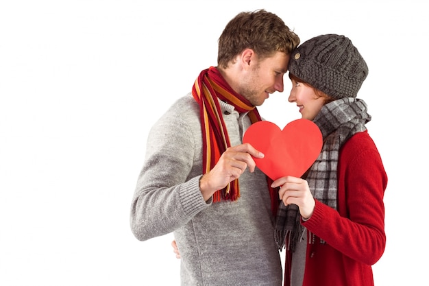 Couple tenant un coeur rouge