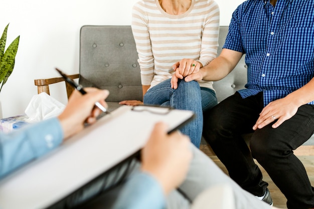 couple, tenant mains, séance, sur, a, sofa