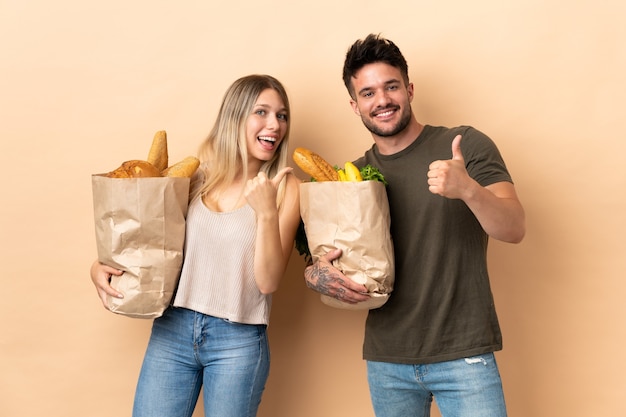 Couple tenant des sacs d'épicerie