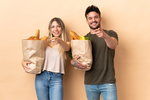 Couple tenant des sacs d'épicerie