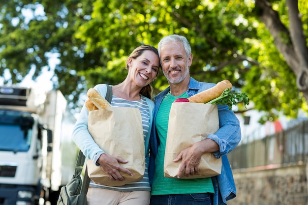 Couple, tenue, achats, arbre