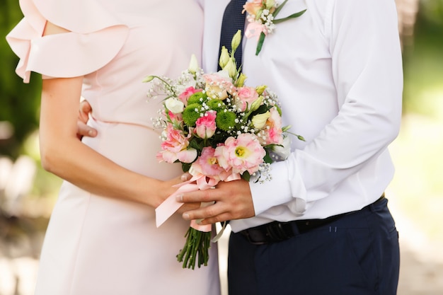 Couple, tenue, bouquet fleurs