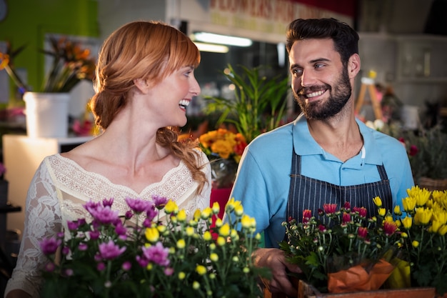 Couple, tenue, caisse, fleur, Bouquet