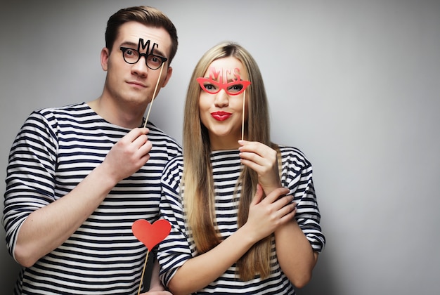 Couple, tenue, fête, lunettes, et, chapeau, sur, bâtons