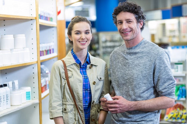 Couple, tenue, médecine, boîte, pharmacie