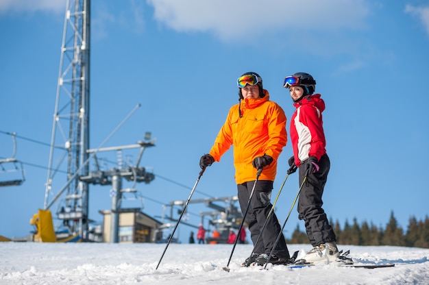 Couple, tenue, skis, debout, sommet, montagne, ensemble