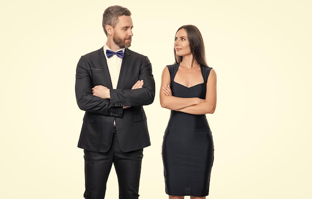 Photo un couple en tenue de soirée isolé sur un blanc, un couple dans un studio, un couple en costume de soirée.