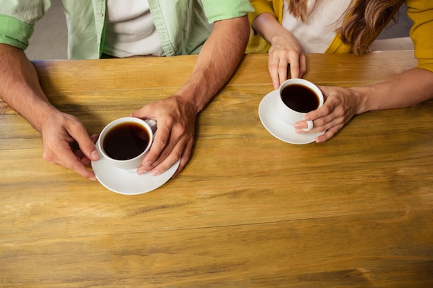 Photo couple, tenue, tasses, café