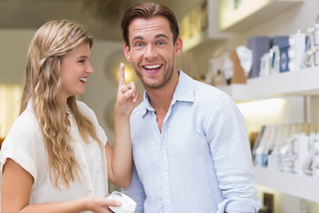 Un couple testant un échantillon de produits de beauté