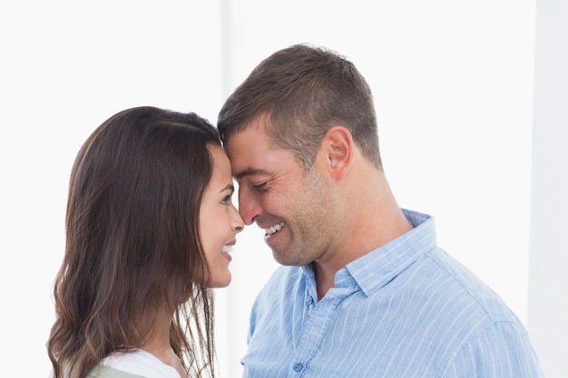 Couple avec la tête à la tête à la maison