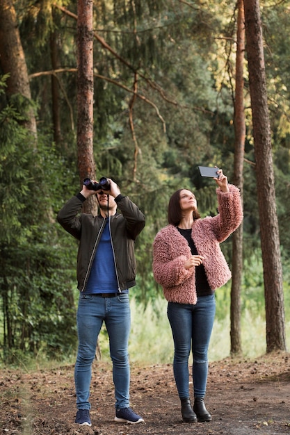 Photo couple de tir complet voyageant ensemble