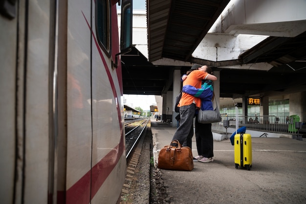 Photo couple de tir complet voyageant ensemble