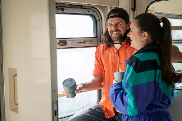 Photo couple de tir moyen voyageant ensemble