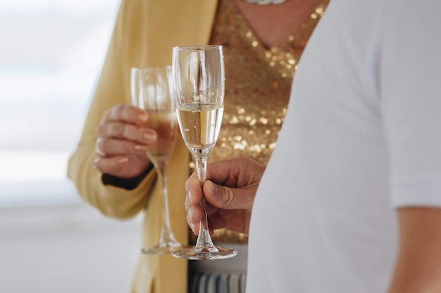 Photo couple toasting verres de champagne bouchent