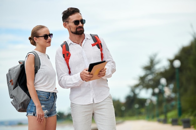 Couple de touristes à l'aide de tablet pc à l'extérieur