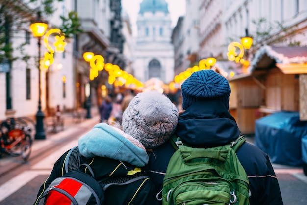 Un couple de touristes amoureux se promène dans Budapest dans le contexte de la basilique Saint-Étienne. Photo de haute qualité