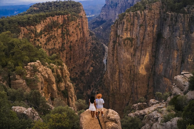 Couple de touristes au bord d'une falaise du canyon de Tazi à Manavgat Antalya Turquie Greyhound Canyon