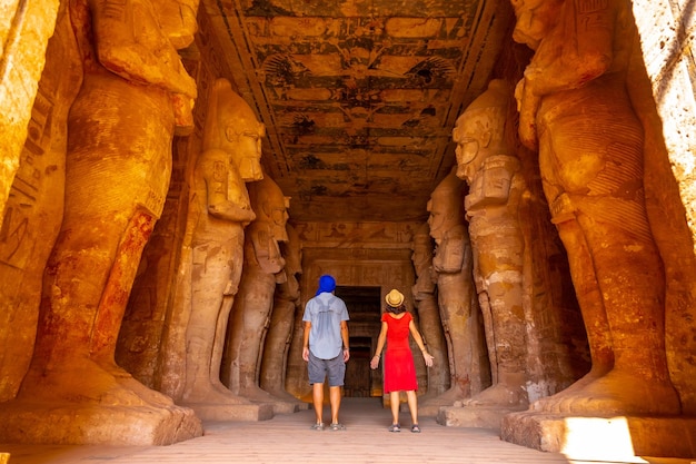 Un Couple De Touristes Au Temple D'abou Simbel à Côté Des Sculptures Du Sud De L'égypte