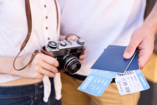 Couple de touristes détenant des passeports et des billets d'avion