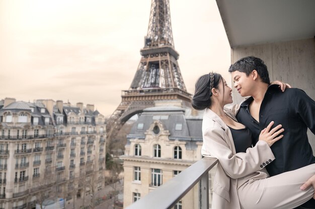 Couple de touristes devant la Tour Eiffel Paris