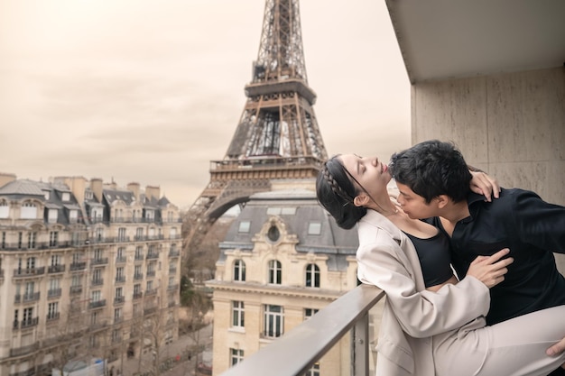 Couple de touristes devant la Tour Eiffel Paris