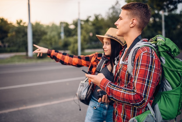 Couple de touristes à la recherche d'attractions de la ville