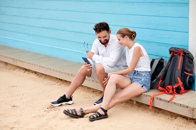 Couple de touristes regardant des photos au téléphone