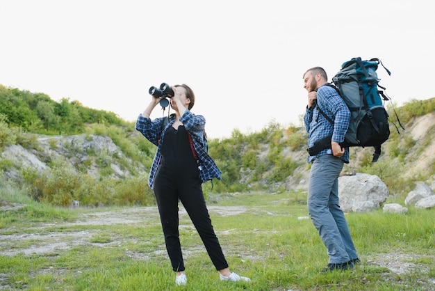 Un couple de touristes en temps de voyage en acier et admirer le magnifique paysage de montagne