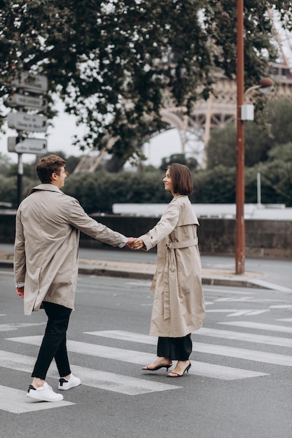 Couple de touristes en vacances à Paris France Deux amoureux s'amusant dans la rue de la ville au coucher du soleil