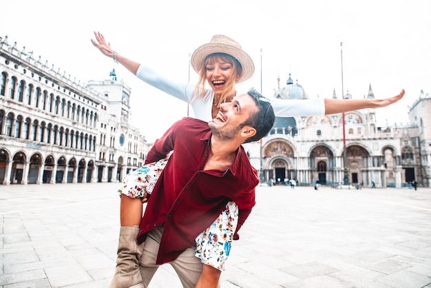 Couple de touristes visitant Venise Italie pt