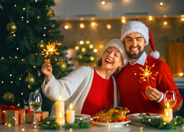 Couple en train de dîner de Noël