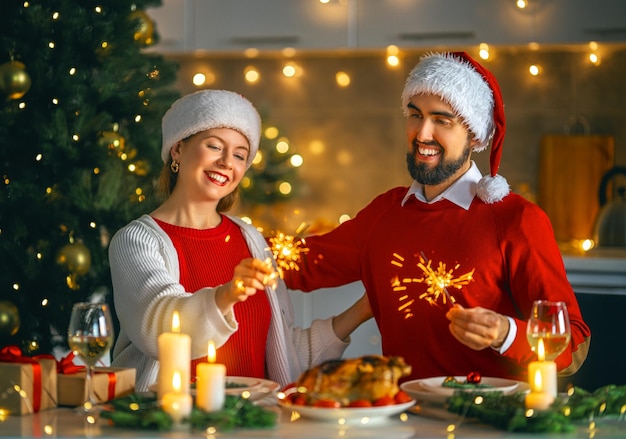 Couple en train de dîner de Noël