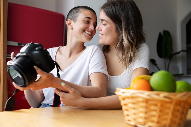 Un couple trans passe du bon temps ensemble