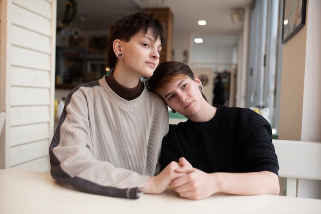 Un couple trans passe du temps ensemble