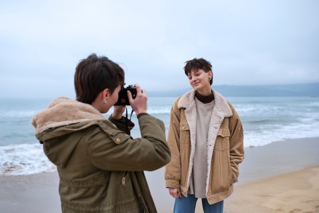 Un couple trans passe du temps ensemble