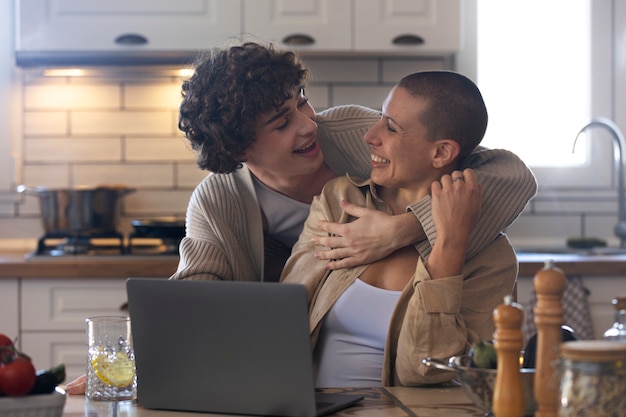 Photo un couple trans passe du temps ensemble