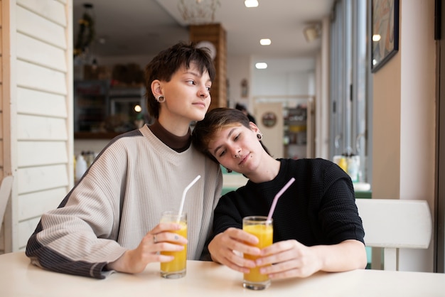 Photo couple trans à un rendez-vous