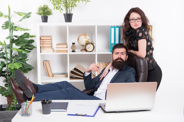 Couple de travail. Couple d'amoureux sur le lieu de travail. Couple amoureux menant une affaire au travail. Couple romantique d'homme barbu et femme sensuelle au bureau.