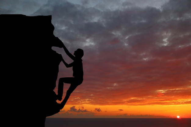 Couple De Travail D'équipe Randonnée S'entraider Confiance Confiance Silhouette Dans Les Montagnes, Coucher De Soleil. Travail D'équipe De Randonneur Homme Et Femme S'entraider Au Sommet De L'équipe D'alpinisme