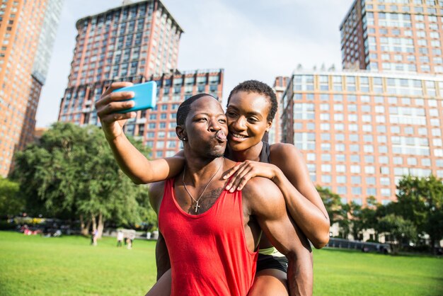 Couple travaillant et prenant un selfie