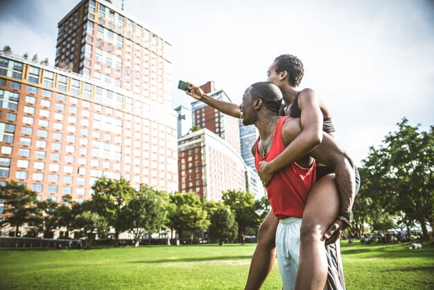 Couple travaillant et prenant un selfie