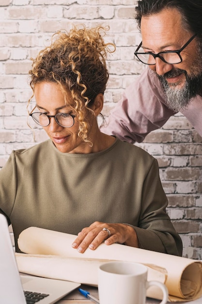 Photo un couple de travailleurs occupés dans un bureau à domicile, un lieu de travail alternatif avec une petite activité professionnelle ensemble, des personnes travaillant et utilisant un ordinateur à l'intérieur.