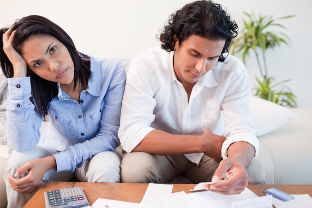 Photo couple triste vérifiant leurs factures