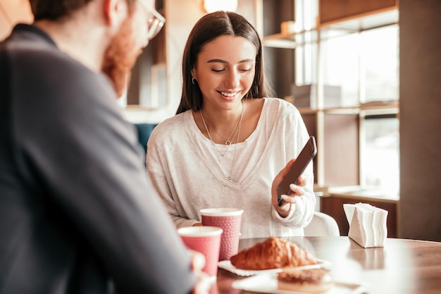 Couple utilisant un smartphone pendant un rendez-vous