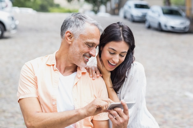 Couple, utilisation, téléphone, rue