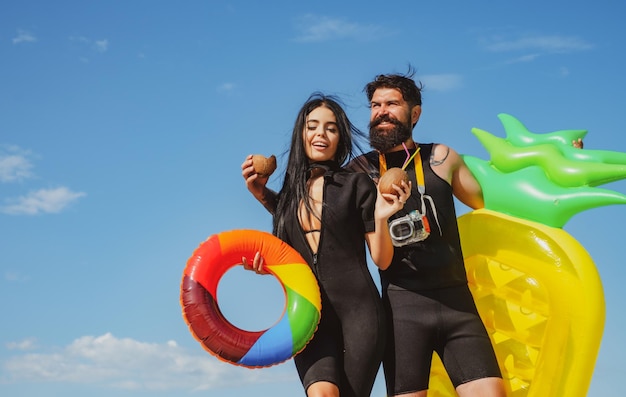 Couple de vacances d'été Concept d'été Homme avec matelas gonflable Femme sexy en maillot de bain