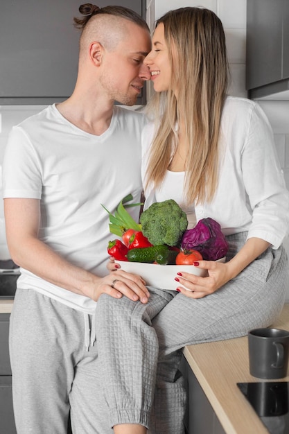 Photo couple végétalien dans la cuisine