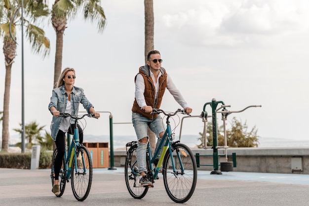 Couple à vélo ensemble