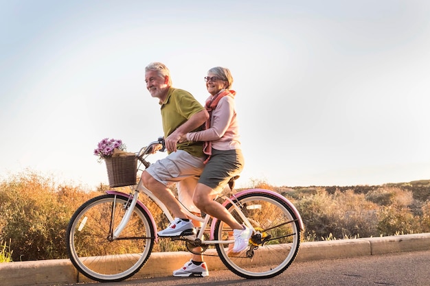 Un couple à vélo sur la route contre le ciel
