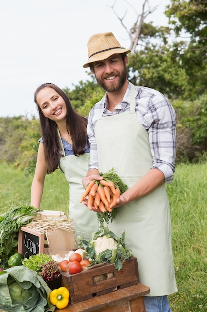 Couple, vente de légumes biologiques au marché